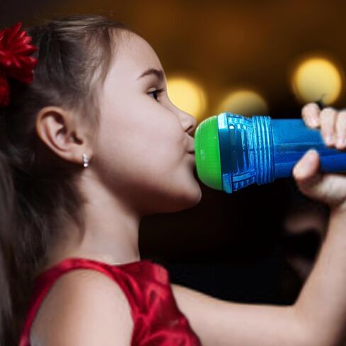 Novelty Place Echo Mic للأطفال والأطفال الصغار - ميكروفون كاريوكي سحري بدون بطارية لتضخيم الصوت لعبة ريترو للغناء والكلام والعلاج بالتواصل - 10 بوصة (أزرق وأخضر) in Kuwait