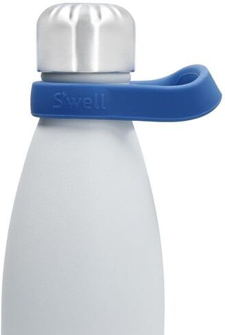مقبض سفر S'well، أونيكس - إكسسوار أثناء التنقل لزجاجة S'well الخاصة بك - تصميم مبتكر وقبضة مرنة مصنوعة من السيليكون الناعم الخالي من مادة BPA in Kuwait