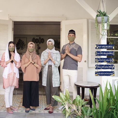 لافتة جدارية إسلامية من Outus ديكورات عيد رمضان مبارك تبدأ وتنتهي مع لوحة فنية جدارية من الله، لوحة خشبية معلقة ملهمة من الله للمنزل الإسلامي، لوازم عيد الفطر (أسود) in Kuwait