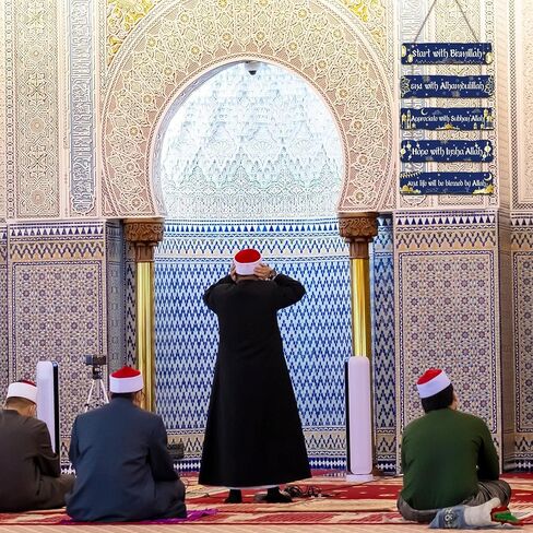 لافتة جدارية إسلامية من Outus ديكورات عيد رمضان مبارك تبدأ وتنتهي مع لوحة فنية جدارية من الله، لوحة خشبية معلقة ملهمة من الله للمنزل الإسلامي، لوازم عيد الفطر (أسود) in Kuwait