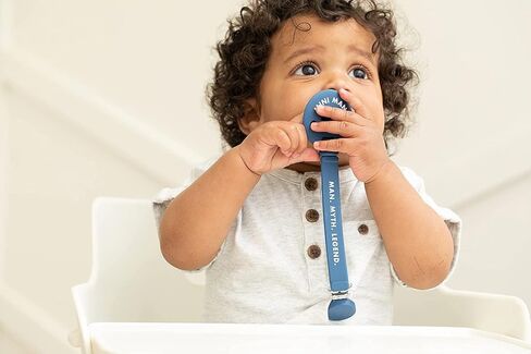 مشبك اللهاية المميز من BELLA TUNNO - حامل لهاية من السيليكون بملاءمة عالمية لهايات الأطفال، وحزام سيليكون خالٍ من مادة BPA مع أقوال ممتعة (من يدير العالم) in Kuwait