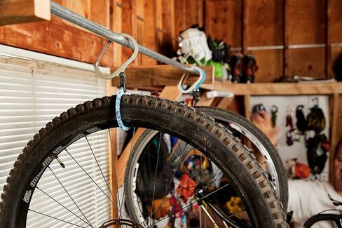 GEAR AID HEROCLIP Carabiner Gear Clip and Hook (متوسط) للتخييم وحقيبة الظهر وحقائب السفر وتنظيم المرآب in Kuwait