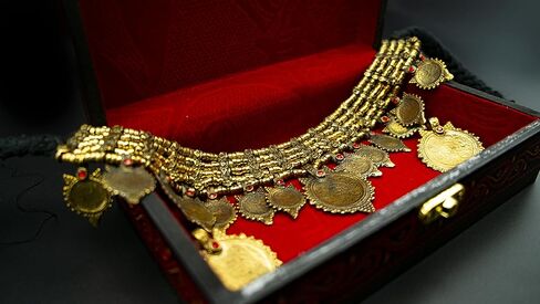 صندوق مجوهرات خشبي من ARRC| صندوق تخزين المجوهرات المزخرف للخواتم والسلاسل والأساور والمجوهرات| صندوق تخزين عتيق بتصميم نيون لطاولة الزينة والطعام in Kuwait