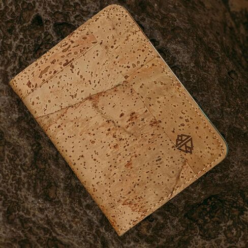 محفظة Lodgment Till Cork - حامل بطاقة الفلين - طباعة فنية - صديقة للبيئة - نباتية غير جلدية - مستدامة - ثنائية الطي (تاسي) in Kuwait