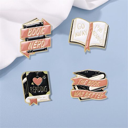 4 قطع من دبابيس الكتب لمحبي الكتب هدايا الكريسماس، كتاب حروف انجليزية مبتكرة، مجموعة دبابيس بروش لطيفة بتصميم كرتوني لطيف، دبابيس زينة لطية الصدر للنساء لشنط الظهر والملابس والشنط والجاكيتات in Kuwait