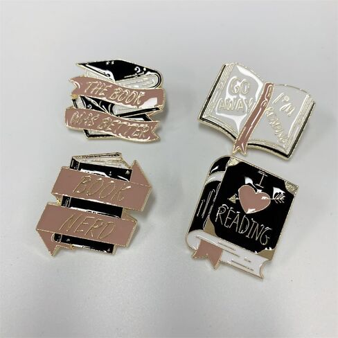 4 قطع من دبابيس الكتب لمحبي الكتب هدايا الكريسماس، كتاب حروف انجليزية مبتكرة، مجموعة دبابيس بروش لطيفة بتصميم كرتوني لطيف، دبابيس زينة لطية الصدر للنساء لشنط الظهر والملابس والشنط والجاكيتات in Kuwait