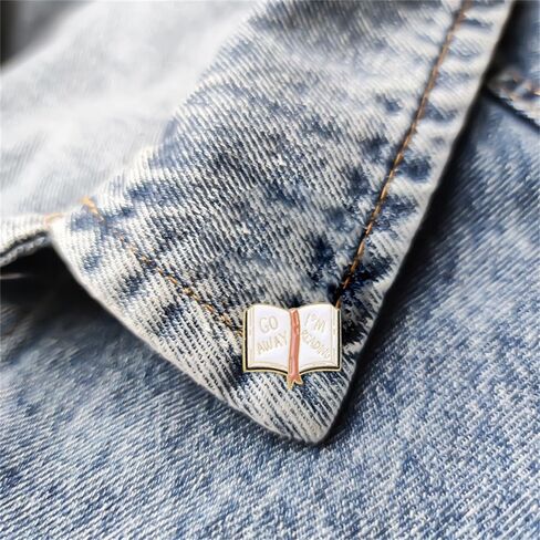 4 قطع من دبابيس الكتب لمحبي الكتب هدايا الكريسماس، كتاب حروف انجليزية مبتكرة، مجموعة دبابيس بروش لطيفة بتصميم كرتوني لطيف، دبابيس زينة لطية الصدر للنساء لشنط الظهر والملابس والشنط والجاكيتات in Kuwait