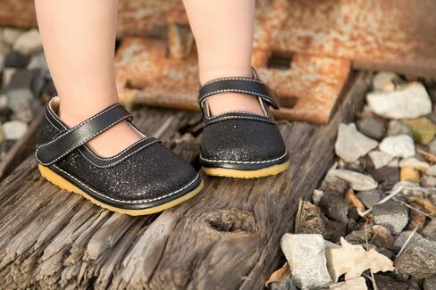 حذاء ماري جين من ليتل ماي بوتيك للفتيات الصغيرات، حذاء مشي مثالي مع مصدر صرير قابل للإزالة وحزام قابل للتعديل - حذاء بنعل ناعم للفتيات الصغيرات in Kuwait