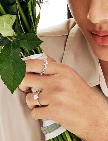 مويسانيتي كوخ 7 أحجار مويسانيتي خواتم الذكرى السنوية للنساء، 0.7 قيراط قطع مستديرة الماس 18 قيراط مطلية بالذهب الأبيض 925 الفضة الاسترليني نصف خواتم الزفاف الأبدية خاتم قابل للتكديس in Kuwait