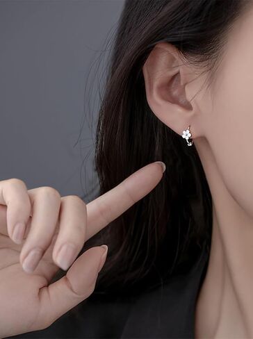 زهرة هوب أقراط للنساء ديزي زهرة أقراط الزهور هوجي هوب أقراط للفتيات في سن المراهقة هيبوالرجينيك لطيف زهرة صغيرة أقراط مجوهرات هدية in Kuwait