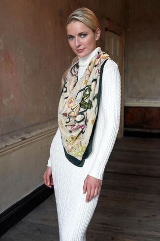 وشاح بتصميم الحروف الأبجدية السلتية من كتاب باتريك فرانسيس in Kuwait