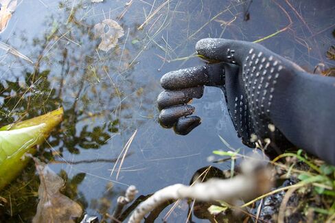 Showers Pass Crosspoint Waterproof Knit Outdoor Activity Hand Warming Gloves - Touchscreen Compatible - Unisex in Saudi Arabia