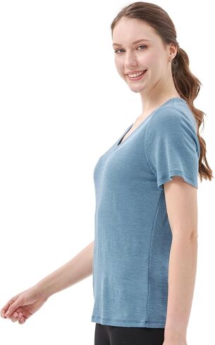 تي شيرت ميرينو بروتيكت 100% من صوف ميرينو برقبة على شكل حرف V للنساء بأكمام قصيرة وطبقات أساسية مقاومة للرائحة للتنزه في الهواء الطلق باللون الوردي المنقط in Kuwait