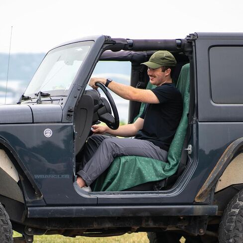 منشفة الجري الرياضية Sprints، كاملة الحجم، غطاء مقعد السيارة - ألياف دقيقة عالية الأداء... (Concrete Jungle Rat Snacks NYC) in Kuwait