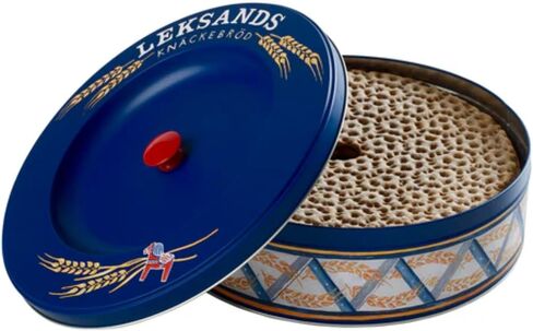 حزمة تخزين وغطاء من علبة تخزين مستديرة من Crispbread - مع أداة توزيع خبز الجاودار السويدية من Leksands Knäckebröd، الخبز المقرمش، العجين المخمر، 2 قطعة in Kuwait
