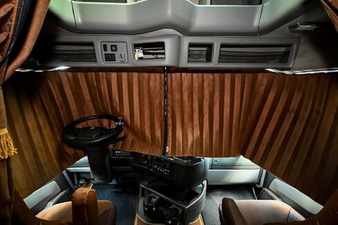 فولفو vnl جميع موديلات Sleeper (2004-current) ستائر نافذة الشاحنة العاكسة للشمس باللون الأسود Prestige-Line in Kuwait