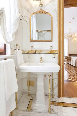 مرآة حائط عتيقة من Cozdecor على سطح الطاولة بإطار معدني ذهبي (18 بوصة * 12 بوصة، ذهبي عتيق) in Saudi Arabia