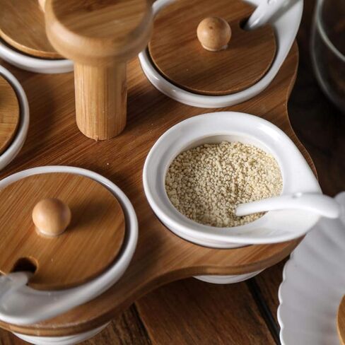 5 قطع من برطمان البهارات السيراميكي مع أغطية وملاعق وصينية خشبية، وأواني حاوية سيراميك بيضاء لتخزين التوابل وقبو الملح للمطبخ in Kuwait