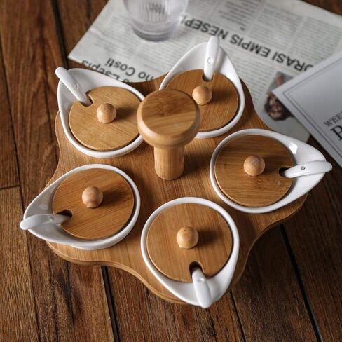 5 قطع من برطمان البهارات السيراميكي مع أغطية وملاعق وصينية خشبية، وأواني حاوية سيراميك بيضاء لتخزين التوابل وقبو الملح للمطبخ in Kuwait