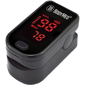 مقياس التأكسج بنبض الإصبع من BodyMed - جهاز مراقبة تشبع الأكسجين في الدم للطيران والرياضة مع غطاء من السيليكون والبطاريات والحبل (أسود) in Kuwait