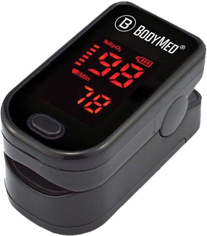 مقياس التأكسج بنبض الإصبع من BodyMed - جهاز مراقبة تشبع الأكسجين في الدم للطيران والرياضة مع غطاء من السيليكون والبطاريات والحبل (أسود) in Kuwait