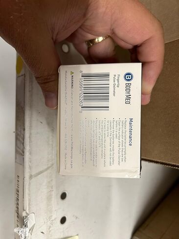 مقياس التأكسج بنبض الإصبع من BodyMed - جهاز مراقبة تشبع الأكسجين في الدم للطيران والرياضة مع غطاء من السيليكون والبطاريات والحبل (أسود) in Kuwait