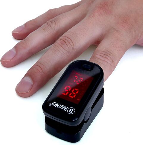 مقياس التأكسج بنبض الإصبع من BodyMed - جهاز مراقبة تشبع الأكسجين في الدم للطيران والرياضة مع غطاء من السيليكون والبطاريات والحبل (أسود) in Kuwait