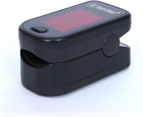 مقياس التأكسج بنبض الإصبع من BodyMed - جهاز مراقبة تشبع الأكسجين في الدم للطيران والرياضة مع غطاء من السيليكون والبطاريات والحبل (أسود) in Kuwait
