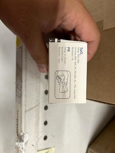 مقياس التأكسج بنبض الإصبع من BodyMed - جهاز مراقبة تشبع الأكسجين في الدم للطيران والرياضة مع غطاء من السيليكون والبطاريات والحبل (أسود) in Kuwait