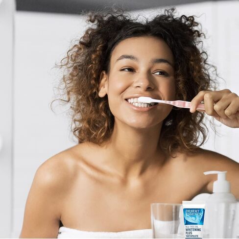 معجون أسنان تبييض الأسنان بزيت شجرة الشاي من Desert Essence، حجم مناسب للسفر، 1 أونصة - خالي من الفلورايد، خالي من الغلوتين، نباتي، غير معدّل وراثيًا - مع ألياف جذع الخيزران، صودا الخبز، زيت شجرة الشاي لتبييض الأسنان والنفس المنعش in Kuwait