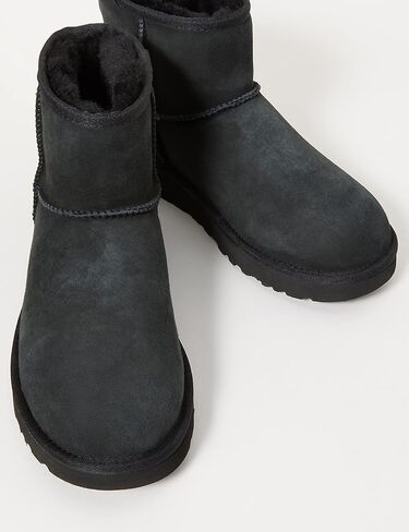 UGG بوت كلاسيكي قصير للكاحل للنساء in Kuwait