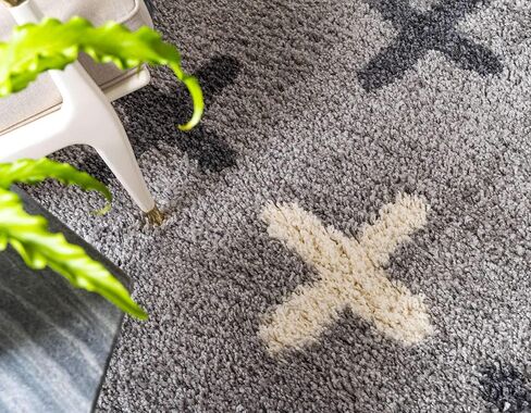 مجموعة Loom Hygge Shag الفريدة من نوعها، مستوحاة من المغرب الحديث، تصميم هندسي، سجادة منطقة قطيفة ومريحة، مستطيلة 8' 0" x 10' 0"، رمادي فاتح/عاجي in Saudi Arabia