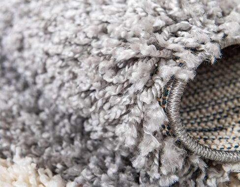 مجموعة Loom Hygge Shag الفريدة من نوعها، مستوحاة من المغرب الحديث، تصميم هندسي، سجادة منطقة قطيفة ومريحة، مستطيلة 8' 0" x 10' 0"، رمادي فاتح/عاجي in Saudi Arabia