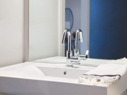 Gerber D222530 Amalfi Single Handle Bathroom Faucet with Metal Touch-Down Drain, Chrome in Saudi Arabia