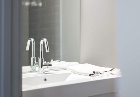 Gerber D222530 Amalfi Single Handle Bathroom Faucet with Metal Touch-Down Drain, Chrome in Saudi Arabia