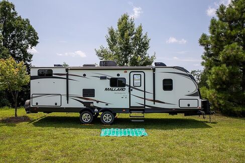 سجادة يدوية من Camco مقاس 5x6-1/2 بوصة مع حزام | مثالية للنزهات والشواطئ والرحلات والنزهات | مقاوم للطقس | طباعة ملعب كرة القدم (42819) in Kuwait