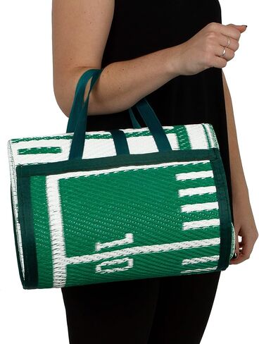 سجادة يدوية من Camco مقاس 5x6-1/2 بوصة مع حزام | مثالية للنزهات والشواطئ والرحلات والنزهات | مقاوم للطقس | طباعة ملعب كرة القدم (42819) in Kuwait