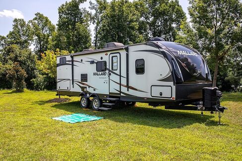 سجادة يدوية من Camco مقاس 5x6-1/2 بوصة مع حزام | مثالية للنزهات والشواطئ والرحلات والنزهات | مقاوم للطقس | طباعة ملعب كرة القدم (42819) in Kuwait