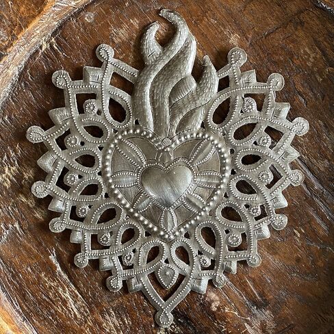 قلب مقدس، ميلاغرو مزخرف صغير، قلب ملتهب، مصنوع يدويًا من براميل الزيت المعاد تدويرها، لوحة فنية جدارية معدنية هايتية مقاس 7 × 8 بوصات in Kuwait