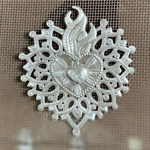 قلب مقدس، ميلاغرو مزخرف صغير، قلب ملتهب، مصنوع يدويًا من براميل الزيت المعاد تدويرها، لوحة فنية جدارية معدنية هايتية مقاس 7 × 8 بوصات in Kuwait