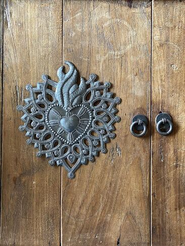 قلب مقدس، ميلاغرو مزخرف صغير، قلب ملتهب، مصنوع يدويًا من براميل الزيت المعاد تدويرها، لوحة فنية جدارية معدنية هايتية مقاس 7 × 8 بوصات in Kuwait