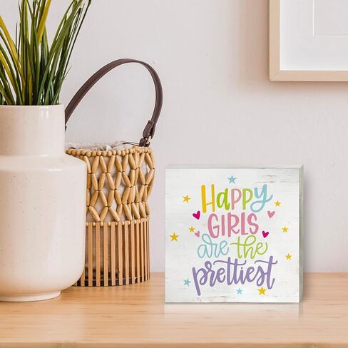 لافتة صندوق خشبي ملهمة للفتيات لحضانة البنات، الفتيات السعيدات هي أجمل لوحة خشبية لديكور غرفة البنات على سطح الطاولة in Kuwait