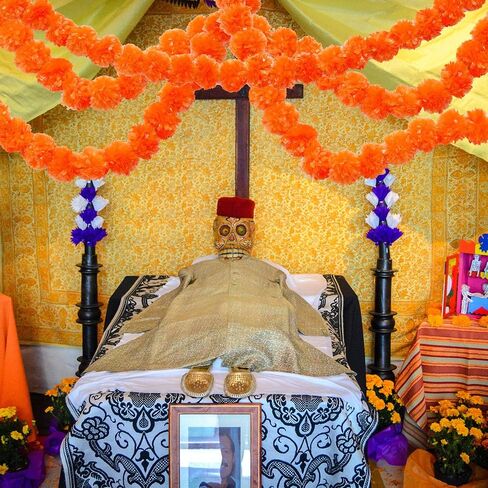 WILLBOND 2 Pack 5 ft Marigold Garland Marigold Flowers for Diwali Indian Dia De Los Muertos Decor Halloween Faux Garlands Wedding Garland for Wedding Party Mantle Decor Day of The Dead Decor (Orange) in Saudi Arabia
