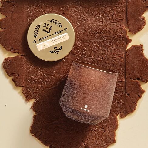 شمعة خبز الزنجبيل بالزعتر - شمعة معطرة برائحة منزلية دافئة - شمعة بفتلة واحدة - بلمسة نهائية مغطاة بالسكر (15 أونصة) in Kuwait