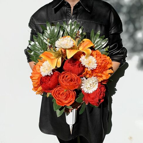 زهرة سروج المقبرة للقبر، ألوان - لا تنزف، ديكورات شاهد القبر في الهواء الطلق، ترتيب باقة تذكارية - الفاوانيا البرتقالية الحمراء والزنبق مع مزهريات لسهولة الملاءمة in Kuwait