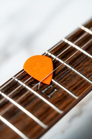 Dan's Guitar Store - Precision Pick Tapered 0.80mm - 10-pack Grippy Precision Medium-weight High-Visibility Plectrums for Professionals… in Saudi Arabia