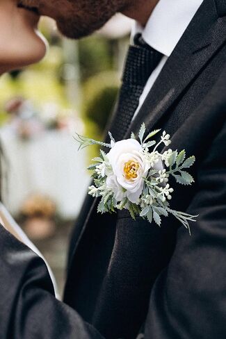 بوتونيير جيب للرجال - بوتونيير زهور لحفلات الزفاف الخضراء لرفقاء العريس in Kuwait