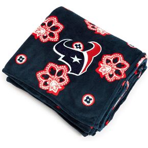 Vera Bradley Women's Fleece NFL Oversized Throw Blanket (Multiple Teams Available), Tampabaybuccaneersondarkred/Blackbandana, One Size