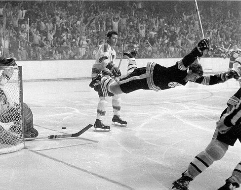 معرض الأساطير صورة The Bruins Bobby Orr مقاس 8 × 10 لهدف الفوز في لعبة كأس ستانلي، ملصق صورة عام 1970. - عيد الحب، عيد الميلاد، عيد الأب، أو هدايا عيد الميلاد للرجال والأب والزوج in Kuwait
