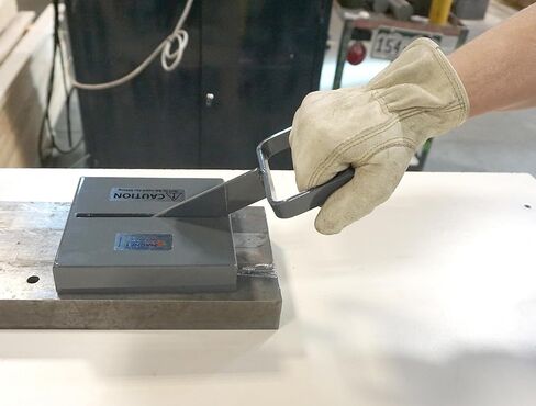 القابض المغناطيسي الرئيسي لسحب وانزلاق اللوحة الفولاذية، الطول 6.125 بوصة، العرض 5.8 بوصة، الارتفاع 1.25 بوصة لا يشمل المقبض، سحب 600 رطل، M479C in Kuwait